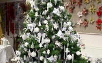 Stromky vánoční zelené i zdobené